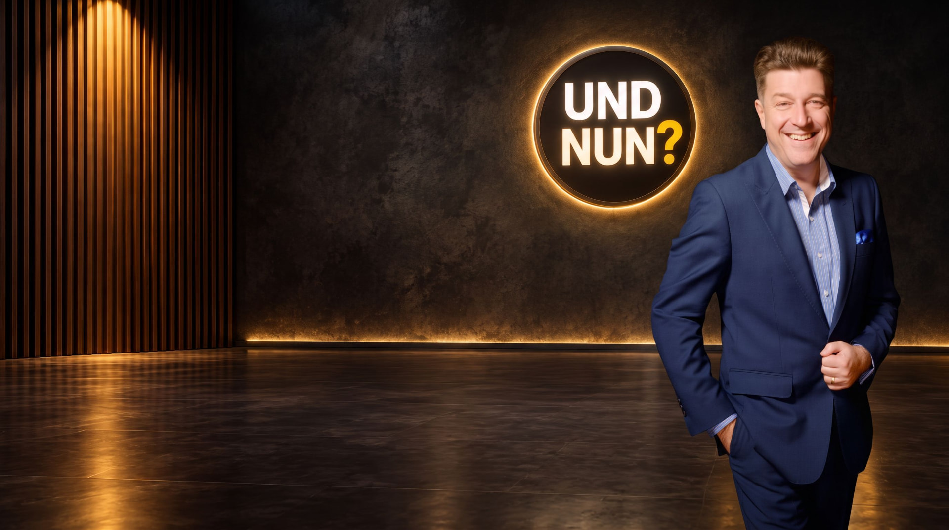 Sunny S. auf der Bühne vor dem leuchtenden UND NUN? Schild